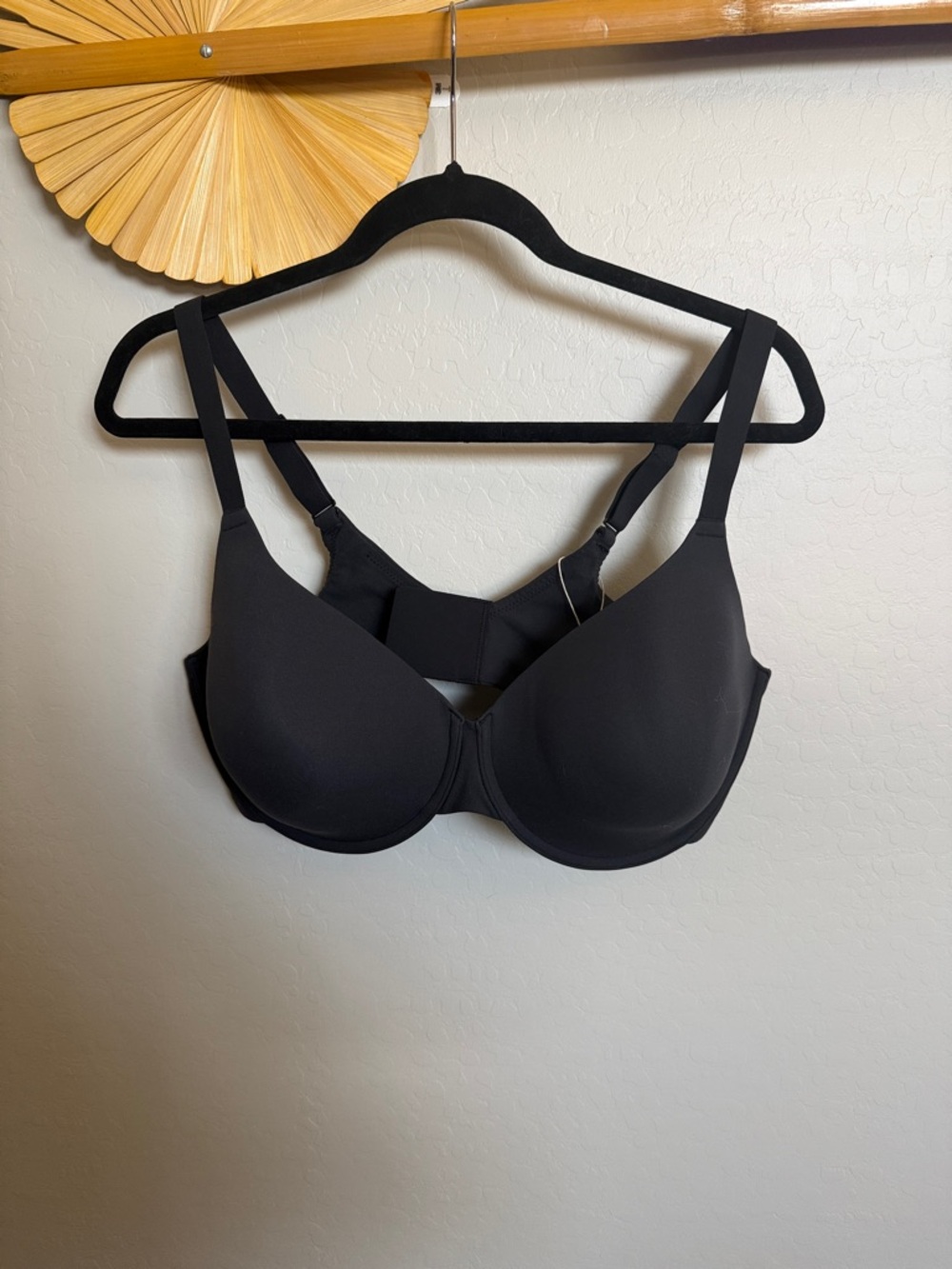 SKIMS Black Seamless T-Shirt Bra - Supportive Molded Cups